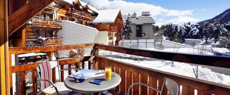 możliwość jednodniowej jazdy na nartach w stacjach: Les Deux Alpes, Alpe d'huez,