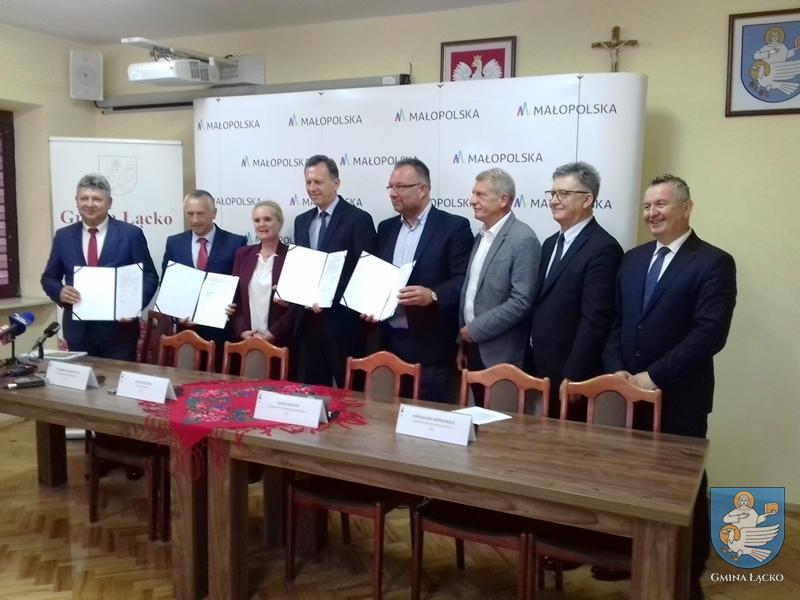 4 września w Urzędzie Gminy Łącko podpisano trzy umowy na dofinansowanie projektów dotyczących budowy Velo Dunajec, na