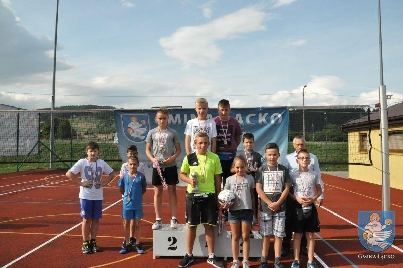 Zakończenie wakacji na Orlikach w Łącku i Jazowsku Podczas tegorocznych wakacji na orliku w Łącku i Jazowsku organizowane były rozgrywki sportowe dla dzieci i