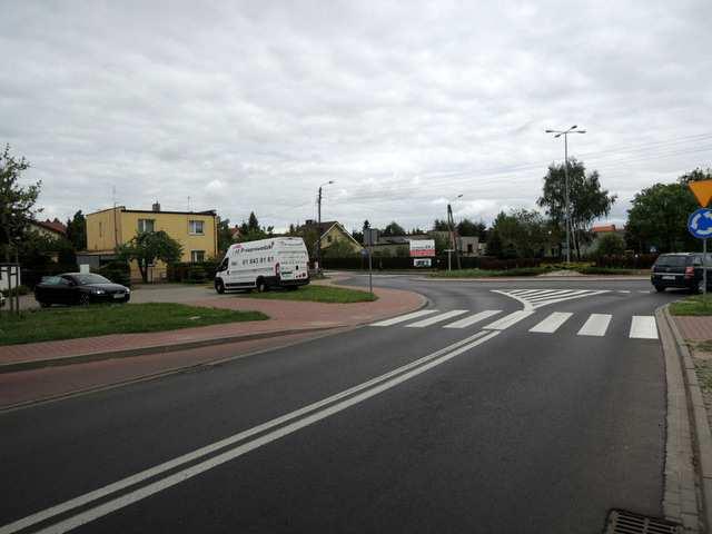 W dalszym otoczeniu znajdują się osiedla domów wielorodzinnych (os. Jagodowe oraz os. Poziomkowe), urządzenia infrastruktury publicznej (boisko, place zabaw, park).