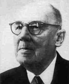 Dywan Sierpińskiego W 1916 roku Wacław Sierpiński (14.03.1882-21.10.1969) rozszerzył zbiór Cantora na dwa wymiary. Kwadrat jednostkowy dzielimy na dziewięć i wyrzucamy środkowy.