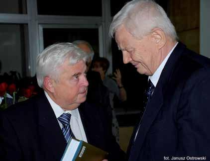 Rycina 4. Profesor Olgierd Smoleński podczas rozmowy z Profesorem Franciszkiem Kokotem podczas IX Katowickiego Seminarium Postępy w nefrologii i nadciśnieniu tętniczym w 2009 roku (fot.