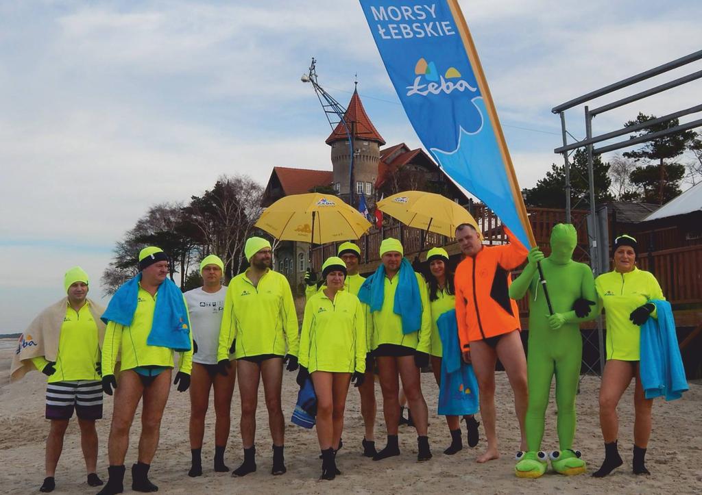 Pracowity sezon morsów łebskich 24 grudnia 2013r. to coroczna wigilia morsów łebskich na plaży, potem pasterka w kościele.