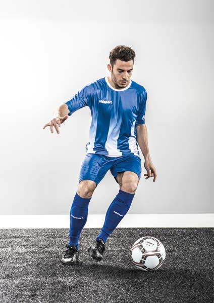 KOSZULKA MECZOWA STRIPE wyhaftowany napis uhlsport 04 lazurowy niebieski/biały okrągły kołnierzyk wyhaftowane logo uhlsport na obu rękawach koszulka w paski z
