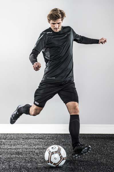 wyhaftowany napis uhlsport KOSZULKA MECZOWA HATTRICK kołnierzyk w kształcie litery V materiał mesh zapewnia lepszą przepuszczalność powietrza koszulka jest połączeniem