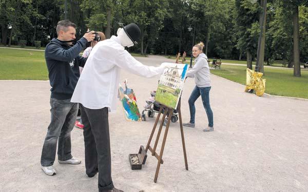 Bazarek z kolorowych ciuszków, pozbawionych gustu fatałaszków przy wieży parkowej zainstalowała Julia Kurek. Obrazek nader często spotykany w naszych miastach, na naszych ulicach czy bazarach.