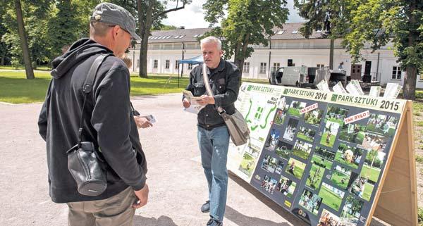 Artysta pochodzi z Międzyrzeca Podlaskiego, mieszka i pracuje w Gdyni. Na białej tablicy czerwoną farbą wypisywał nazwy miejsc kaźni Polaków. Następnie całą tablicę pokrył czerwona farbą.