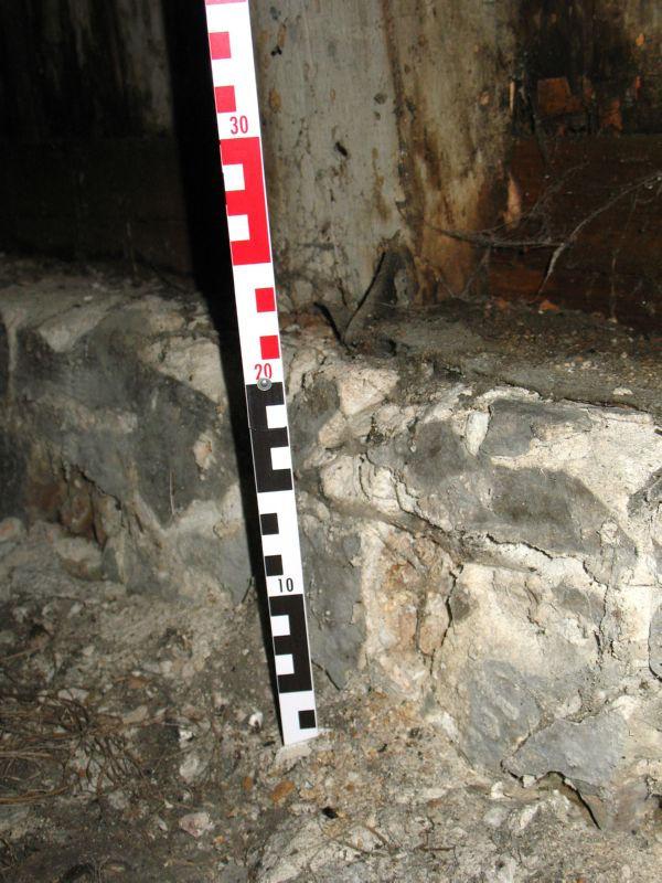 5.1 Fundamenty i podmurówka baraku W chwili obecnej barak jest posadowiony na wtórnym, ciągłym, płytkim, posadowionym powyżej głębokości przemarzania (ok.