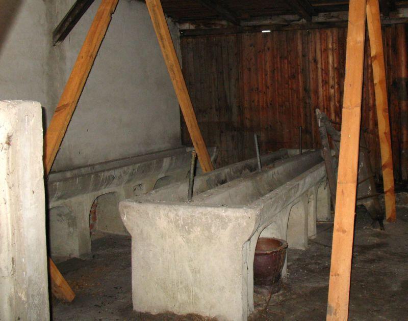 fot. 20. Betonowe umywalki. Widoczne wtórne zatarcie zaprawą. 5.12.3 Misy ustępowe Zachowało się osiem (trzy po wschodniej stronie ścianki) mis ustępowych o wysokości ok.