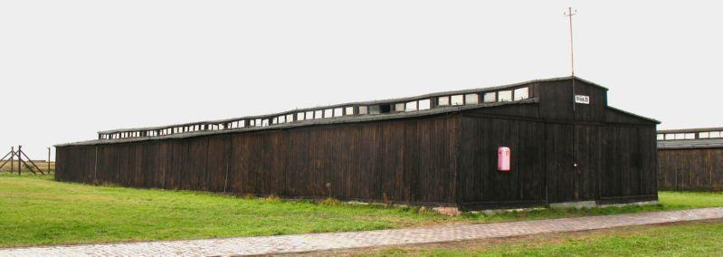 4 OPIS I CHARAKTERYSTYKA OBIEKTU fot. 1. Widok ogólny budynku Jest to budynek niepodpiwniczony, parterowy, wybudowany na rzucie prostokąta o wymiarach 40,76 m na 9,58 m i wysokości w kalenicy 4,24 m.