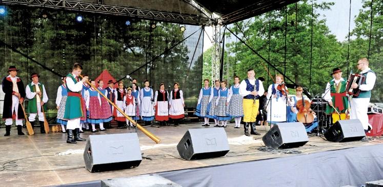 Prezentowano piękno zawarte w śpiewie, tańcu i muzyce ludowej m.in. polskiej, w tym kaszubskiej oraz niemieckiej, ukraińskiej i innych.