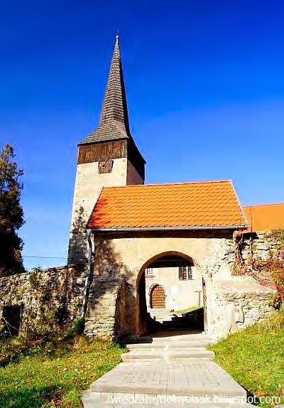 Wędrując przez wieś spotkamy liczne pamiątki historii: kościół św. Jadwigi z XIII w.