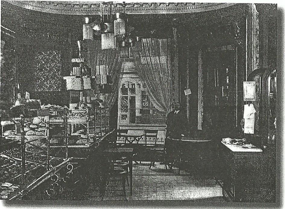 Międzynarodowa kawiarnia w domu na pięciu rogach Kawiarnia w domu na pięciu rogach, która od 1906 roku była własnością Karola Briesemeistra.