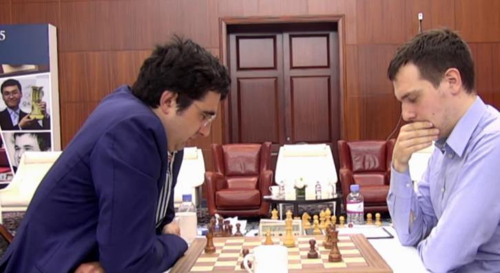 2810.Obrona sycylijska [B33] Ostatnie chwile partii Kramnik Piorun Kramnik zaproponował remis przyjęty przez Pioruna. Kurier Szachowy 2809.