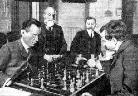 Janowski (po lewej) Lasker; mecz w 1909 roku Janowski