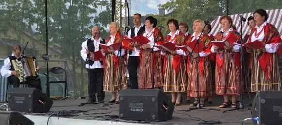 Na skwerku dostępna była wystawa obrazująca wyniki ostatnich wydarzeń i inwestycji na terenie gminy Sadowne.
