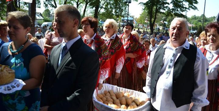 SADOWNE GMINNO PARAFIALNE DOŻYNKI 15 sierpnia w Sadownem odbyły się gminno-parafialne dożynki. Rolnicy z całej gminy zaprezentowali ponad 20 wieńców dożynkowych.