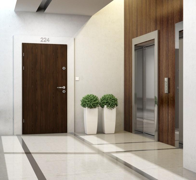 W komplecie: oœcie nica drewniana, próg aluminiowy z wk³adk¹ drewnian¹, klamka KR CENTER, wk³adka w systemie