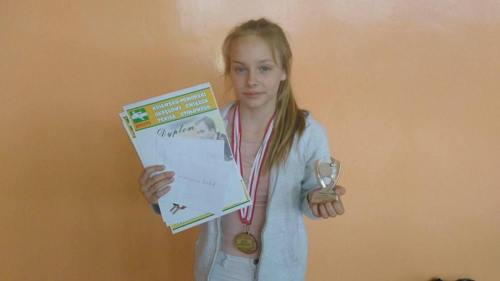 Julia Łącka z kompletem medali Kolejny udany występ na zawodach szczebla wojewódzkiego zaliczyła podopieczna Wojciecha Kowala. Julia Łącka z nagrodami fot.