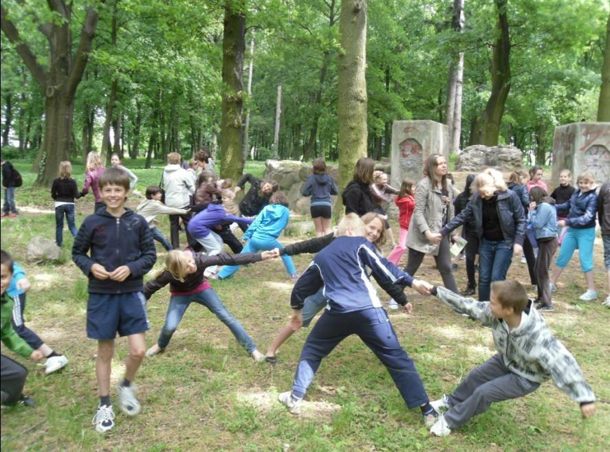 Połączona edukacja w terenie innowacja pedagogiczna- lokalny program uzupełniający Połączone zajęcia z historii, biologii i wychowania fizycznego Zabawy i gry miejskie, wyprawy turystyczne: szlakami