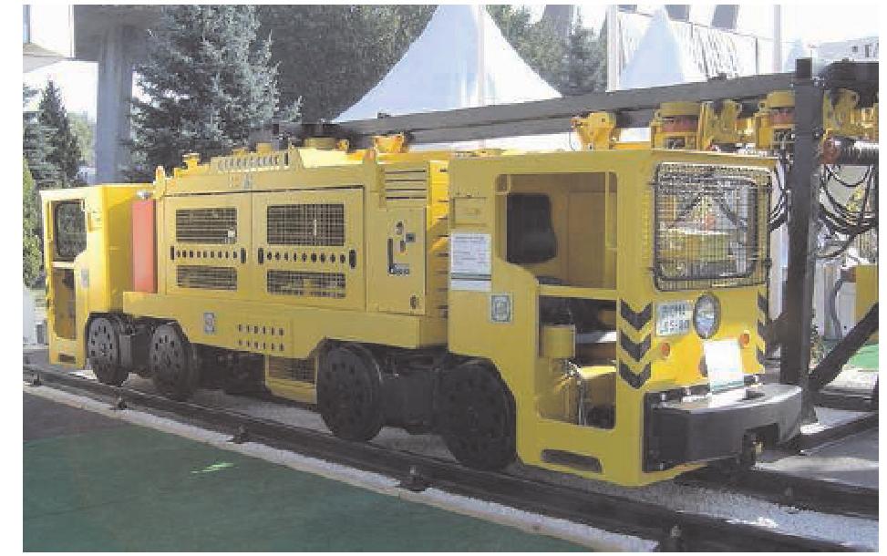 The locomotive is made of three modules connected with each other, what enables their reciprocal movement against joints axes.