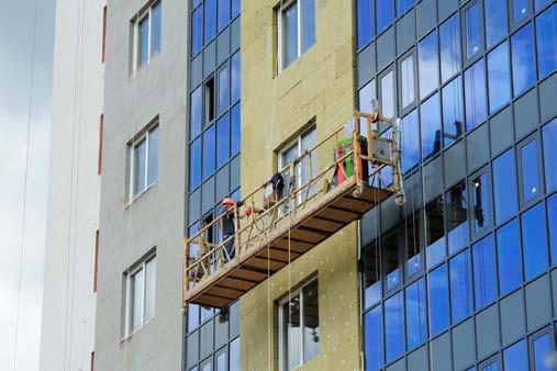 System dociepleń z użyciem fasadowej wełny mineralnej SKAŁA W to zaawansowany, kompleksowy system izolacji termicznej stosowany jako zewnętrzna warstwa elewacji budynków.