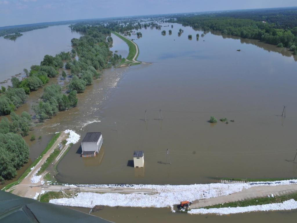 Powódź w Dolinie Iłowsko - Dobrzykowskiej Przegroda dolinowa podwyższona i dociążona workami z piaskiem 24 maja