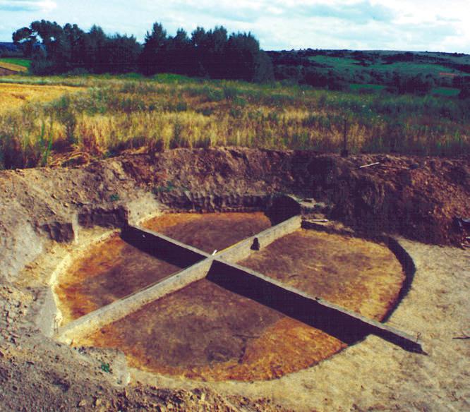 HIC CELTICORUM FINIS OSADNICTWO CELTYCKIE... HIC CELTICORUM FINIS DIE KELTISCHE BESIEDLUNG... 129 Ryc. 3. Obiekt kultury lateńskiej w Bachórzu w trakcie eksploracji (Fot. M. Parczewski). Abb. 3. Objekt der Latène-Kultur in Bachórz in der Exploration (Foto M.