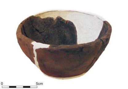 130 MACIEJ KARWOWSKI Ryc. 4. Częściowo zrekonstruowane ceramiczne naczynie z osady w Sanoku-Białej Górze (Fot. A. Muzyczuk). Abb. 4. Zum Teil rekonstruiertes Keramikgefäß aus der Siedlung in Sanok-Biała Góra (Foto A.