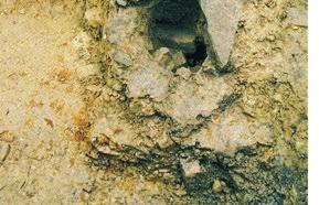 Z konstrukcjami tymi wiązać należy pozyskane w trakcie eksploracji fragmenty naczyń ceramicznych typowych dla kultury lateńskiej oraz fragment szklanej bransolety wykonanej z jasnozielonego szkła z