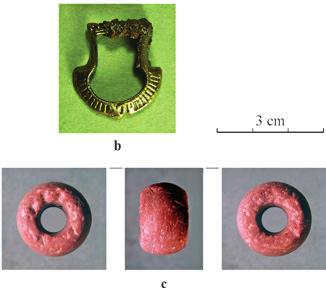Typische, altrussische Erzeugnisse aus Polen: leierförmige Schnalle (b), Spinnwirtel aus dem Owrutscher Schiefer (c), Verwendungsweise der Spinnwirteln (a); a nach Ντεϰάστρο 1994, S. 13; b, c Foto M.