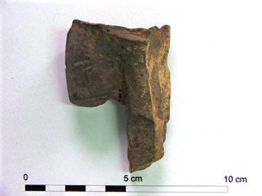 62 MACIEJ DĘBIEC, ALEKSANDER DZBYŃSKI Ryc. 5. Fragment glinianej figurki ludzkiej ze stanowiska Zwięczyca 3 (Fot. M. Dębiec). Abb. 5. Fragment der menschlichen Tonplastik von der Fundstelle Zwięczyca 3 (Foto M.