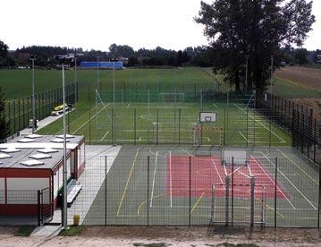 Moje Boisko Orlik 2012 obejmuje kompleks sportowo rekreacyjny, w skład którego wchodzą dwa boiska sportowe: boisko piłkarskie o wymiarach 30m x 62 m o nawierzchni z trawy syntetycznej, boisko
