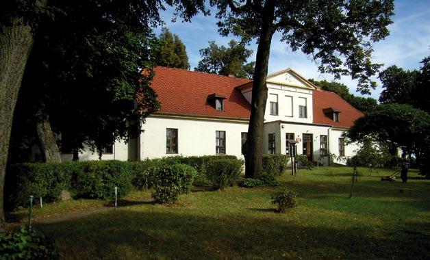 Kompleks boisk sportowych w Dębnicy Gmina Człuchów Kompleks boisk sportowych w Dębnicy (Gmina Człuchów) obejmuje pełnowymiarowe boisko do piłki nożnej o nawierzchni naturalnej wraz z instalacją