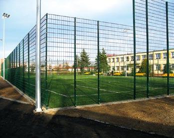 szkole podstawowej i gimnazjum. Są wyposażone w trybuny dla kibiców i bardzo dobre oświetlenie, które umożliwia korzystanie z nich również w późnych godzinach popołudniowych i wieczornych.