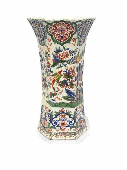 1 Wazon Delft, 2 poł. XVIII w. fajans, malatury podszkliwne, dekoracja w postaci rajskich ptaków; sygn. czerwoną farbą na spodzie: LF; wys.