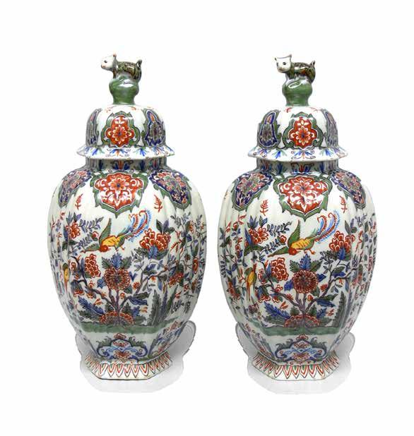 wylewu 13 cm; stan zachowania: drobne wyszczerbienia górnej i dolnej krawędzi cena wywoławcza: 2 000 zł 2 Para wazonów z pokrywami Delft, 2 poł. XVIII w.