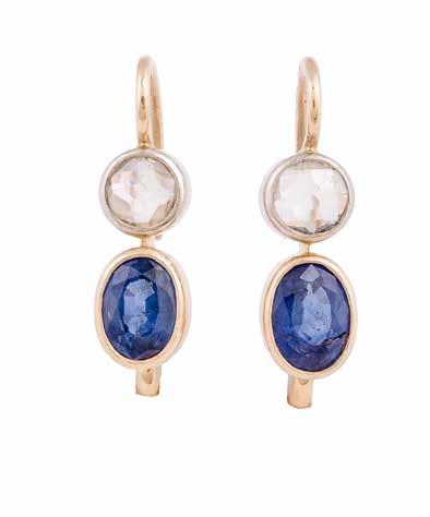 127 Pierścionek z szafirem i diamentami pocz. XX w. złoto pr. 0,585 (oprawa kamieni w srebrze), m. 4,23 g, 12 szt. diamentów łącznie ok. 0,70 ct, P1/K-L, rozety, niepełne rozety, szafir ok.