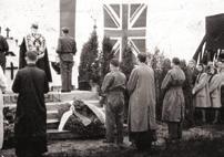 EUGENIUSZ PISARSKI W MAUTHAUSEN 5 maja 1945 r. staliśmy na placu apelowym, gdy nagle, z ogromnym hukiem została otwarta główna brama obozowa i pojawiła się lufa czołgu.