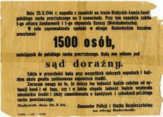 (ze zbiorów Muzeum w Tykocinie) Versammlung von Tykociner Einwohnern vor der Kirche. Auf Befehl der Deutschen Besatzer, nach dem Tod von Filip Schweiger, mussten sich alle Bewohner, am 26.V.1944, dort, einfinden.