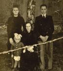 ROMAN OŁDZIEJ ok. godz. 4 rano, na rozkaz żandarmów, wzięliśmy dowody osobiste i wszyscy, tzn. moi rodzice, siostra, i ja poszliśmy na Plac Czarnieckiego.