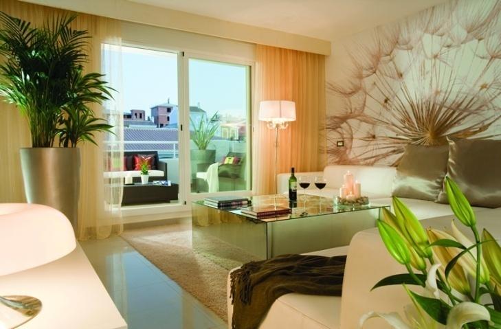 Podłoga w całym mieszkaniu wyłożona najwyższej jakości terakotą, na tarasach antypoślizgowy gres Wykończenie zewnętrzne: Rolety z białego aluminium z
