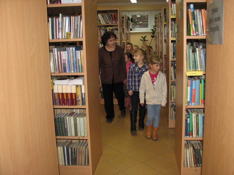w poszukiwaniu wiadomości. Księgozbiór biblioteki liczy ponad 131 tys. woluminów i jest stale uzupełniany.