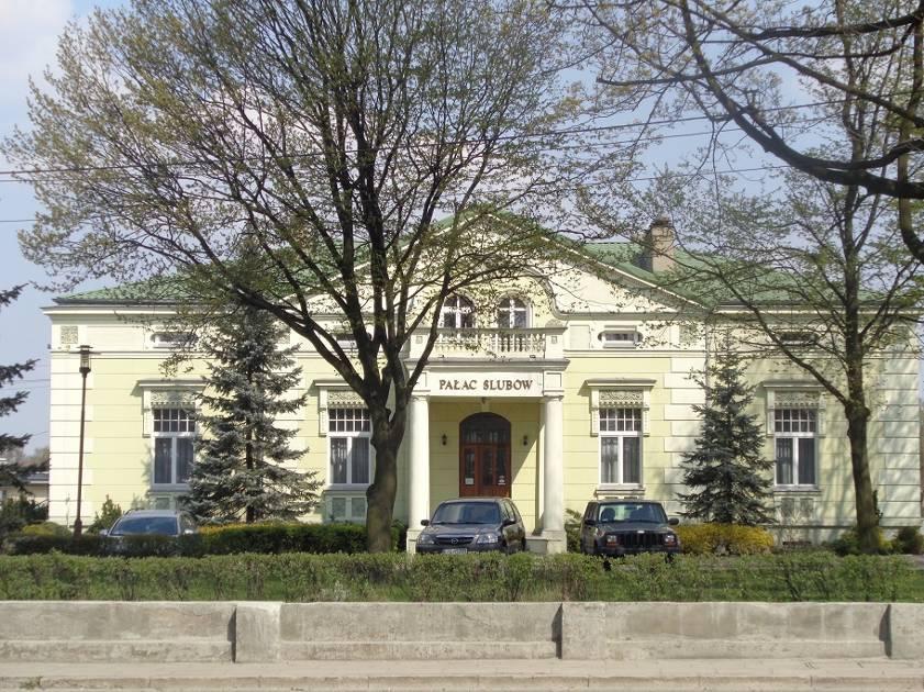 lo k dane PROGRAM FUNKCJONALNO-UŻYTKOWY DLA TERMOMODERNIZOWANYCH BUDYNKÓW W RAMACH PROJEKTU [ 2 ] BUDYNEK URZĘDU STANU CYWILNEGO, Zgierz, ul. 1 Maja nr 5. FOT 2 Budynek Urzędu Stanu Cywilnego (fot.