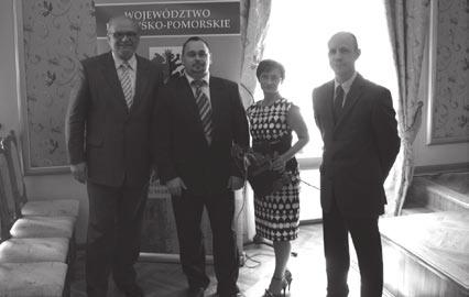 Po wręczeniu nagrody (Na zdjęciu od lewej stoją Wicemarszałek Edward Hartwich, Jerzy Kowalski, Urszula Małkiewicz i Dyrektor Departamentu Kultury Jerzy Janczarski) Fot. Nadesłana Fot.