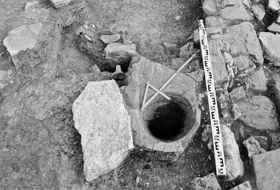 RISAN, MoNTENEGRo. EXCAvATIoNS IN 2011 Fig. 2. Black gloss fish plate with the letters AGL engraved on the underside (drawing M. Różycka). Ryc. 2. Talerz rybny, ceramika czarnopokostowana, z wyrytymi na spodniej części literami AGL.