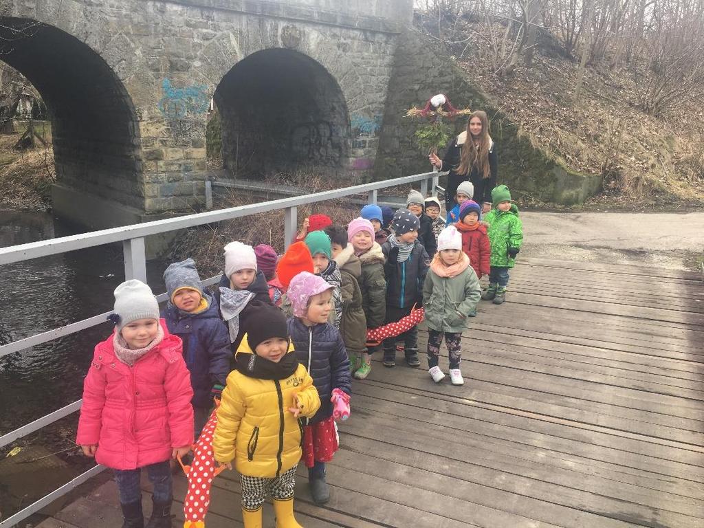 zabawach przy muzyce, rozpoznawaliśmy nastrój i tempo utworu. Rozróżnialiśmy kroki i kroczki. Dodatkowo rozmawialiśmy o różnych wielkościach i rozmiarach.