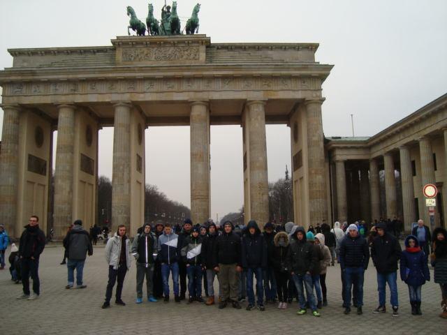 Kolejne miejsca, które oglądaliśmy to ewangelicka katedra. W centrum Berlina zobaczyliśmy Pomnik Pomordowanych Żydów Europy. Jest on głównym miejscem pamięci ofiar Holocaustu w Niemczech.