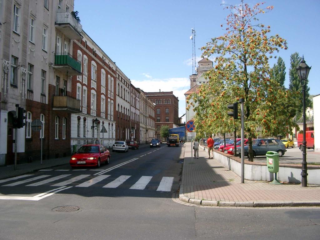wyjeŝdŝaniu z miejsca parkingowego na ulicy z dopuszczalną prędkością 50 km/h.