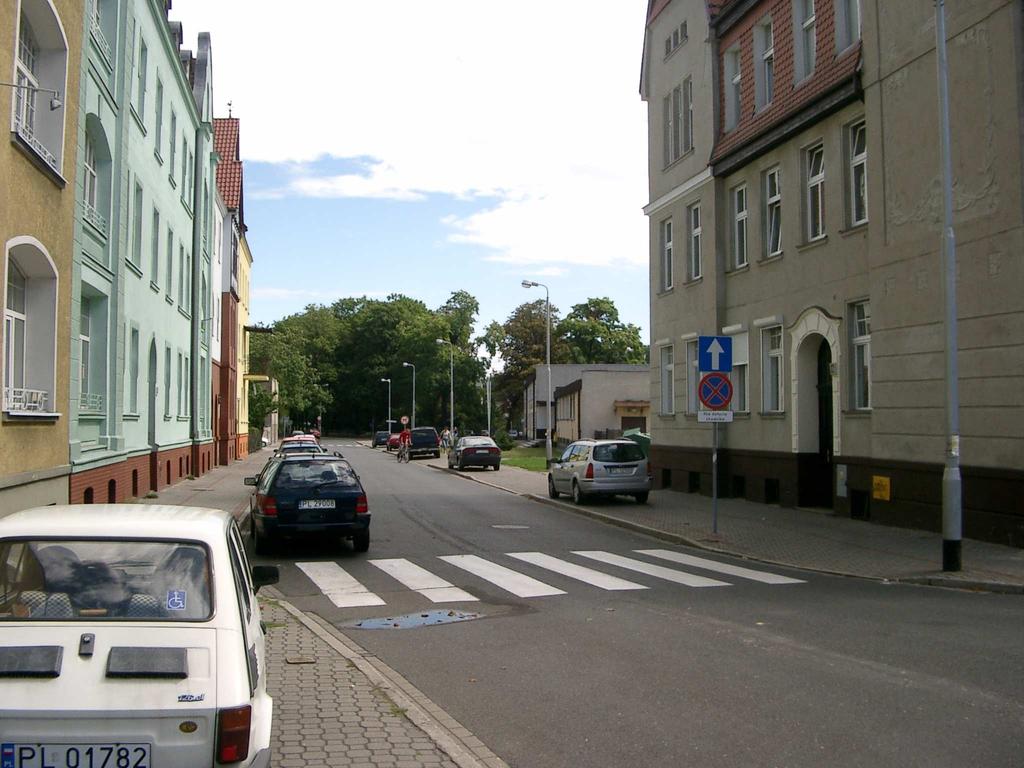 Rys. 5.46ab. Nowe miejsca moŝna wyznaczyć na ulicy Poniatowskiego zmieniając organizację parkowania na ukośne (prostopadłe) i przesuwając krawęŝnik oraz na ulicy Kurpińskiego kosztem trawnika.